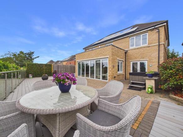 5 bed Detached for sale Image 9