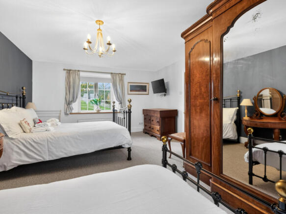 6 bed Detached for sale Image 9