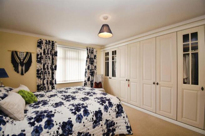 2 bed Semi-Detached Bungalow for sale Image 7