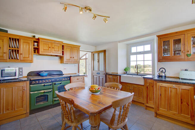 4 bed House for sale Image 4