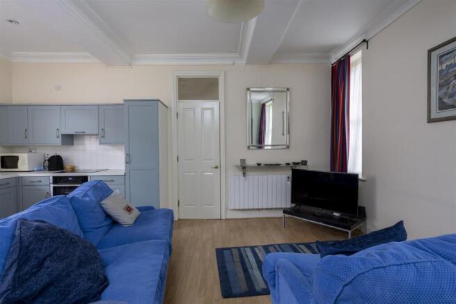2 bed Apartment to rent Image 4
