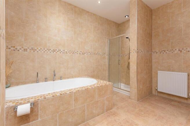 21a Queens Road - Bathroom (2).jpg