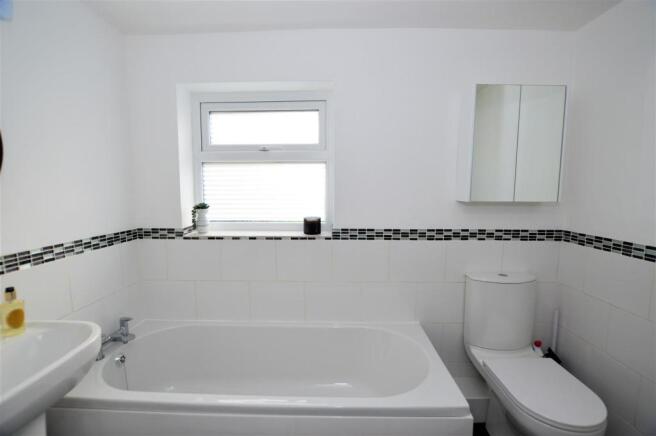 157 Nelson Road bath Oct.JPG
