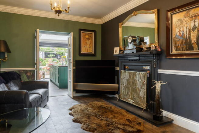 5 bed Detached for sale Image 8