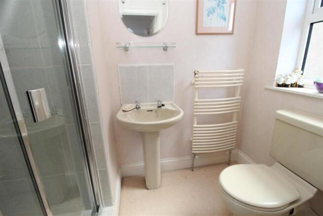 EN-SUITE SHOWER ROOM
