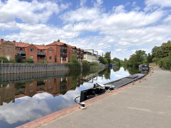 Lovely Riverside Setting 939