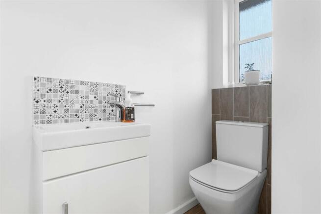 30 Russell Close - Cloakroom.jpg