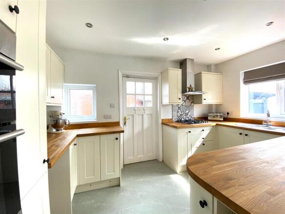 5 Kitchen.jpg