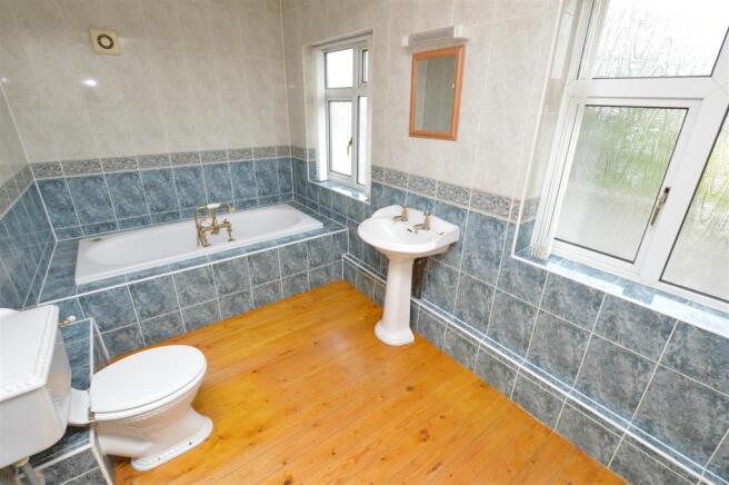 BATHROOM (rear)
