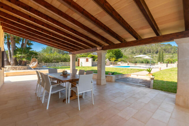 Large veranda ideal for outdoor living