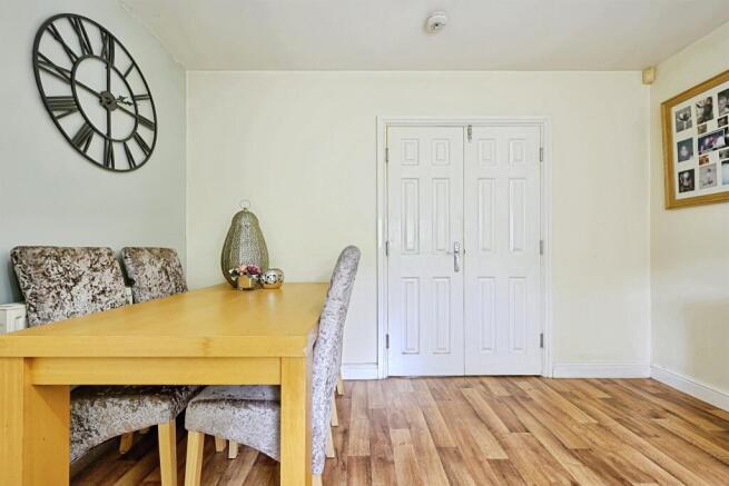 4 bed Semi-Detached for sale Image 4