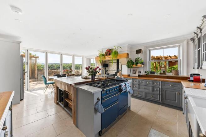 5 bed Detached for sale Image 6