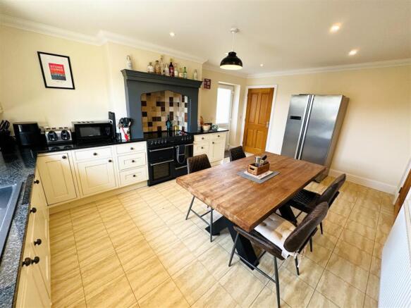 6 bed Detached for sale Image 2