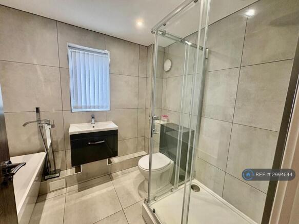 4 bed Semi-Detached to rent Image 8