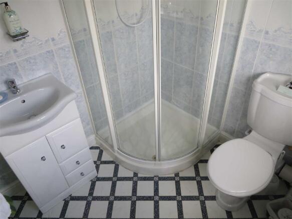 EN-SUITE SHOWER ROOM