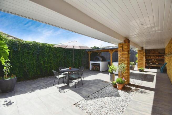 5 bed Detached Bungalow for sale Image 4