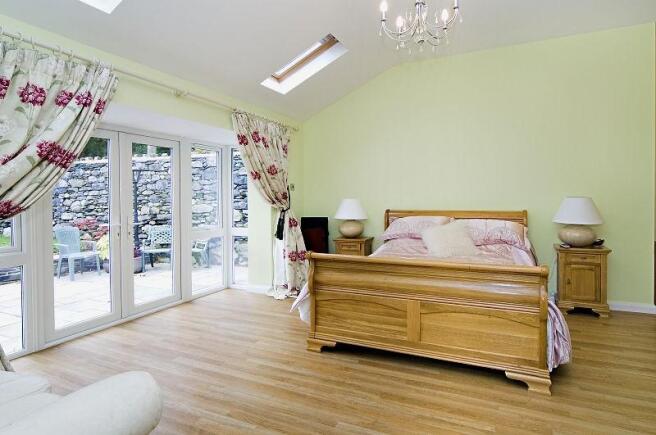 Master en suite bed