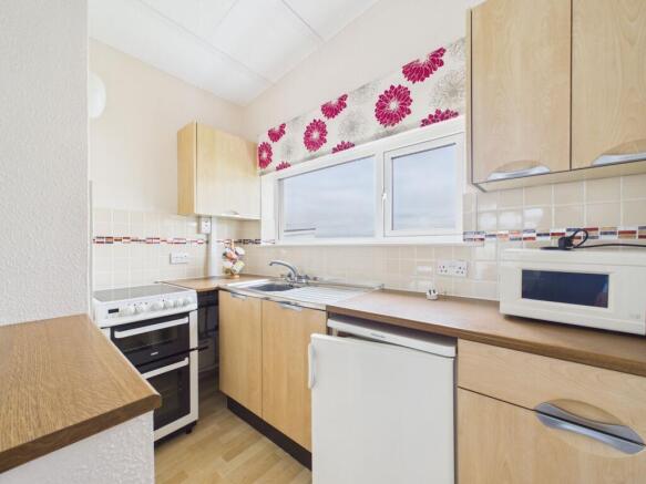 OPEN-PLAN KITCHEN & LIVING AREA