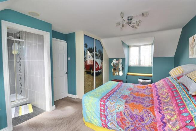 4 bed Detached for sale Image 11