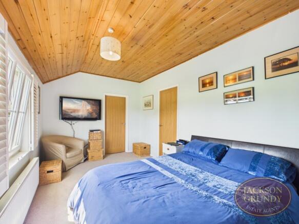 Crescent Lodge