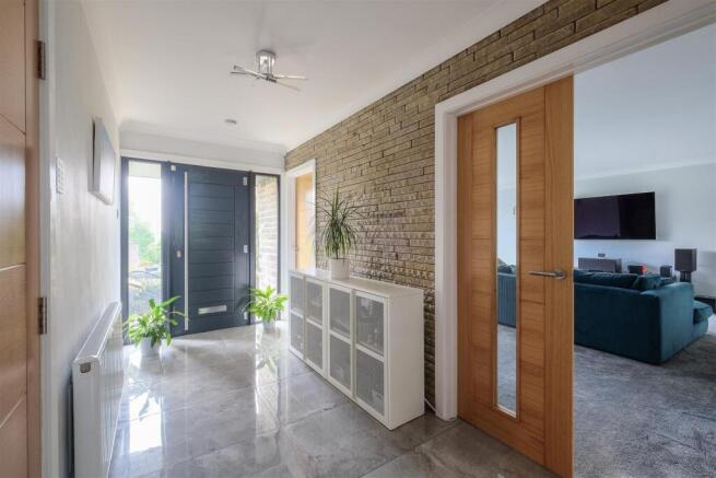 5 bed Detached for sale Image 7