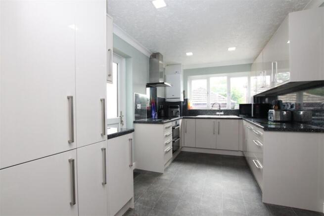 Kitchen_.JPG