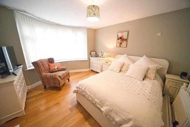 6 bed Detached for sale Image 11