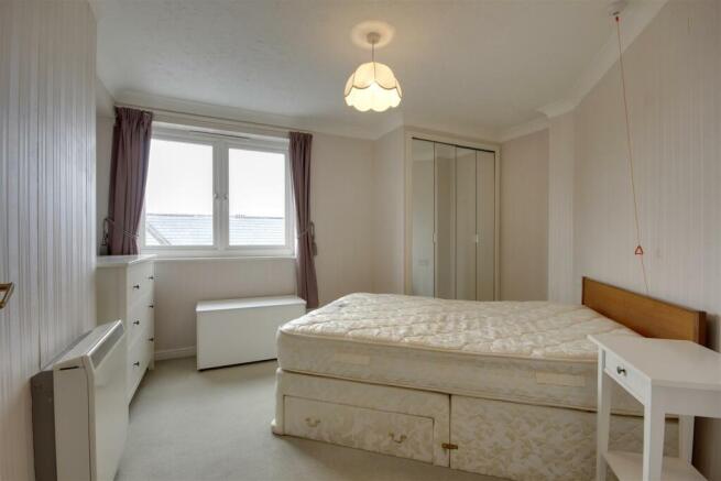 2 bed Flat for sale Image 6