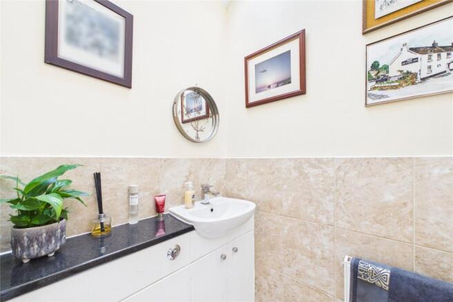 4 bed Bungalow for sale Image 11