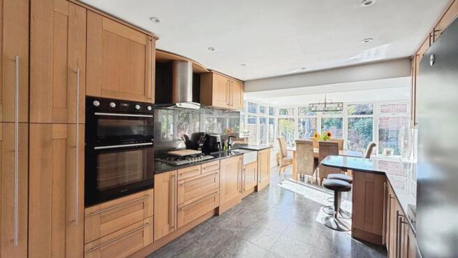 4 bed Detached for sale Image 5