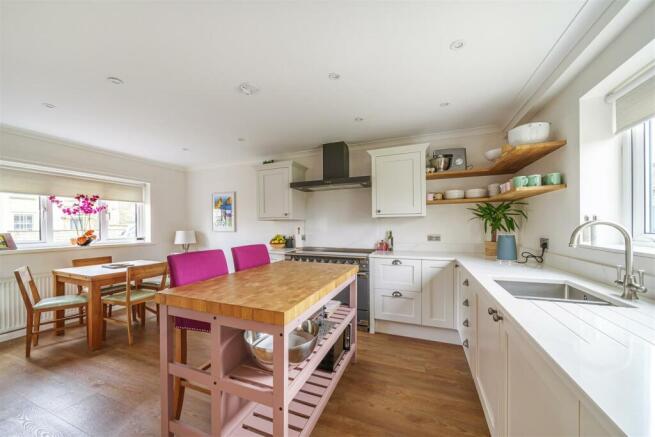 KITCHEN/DINING ROOM