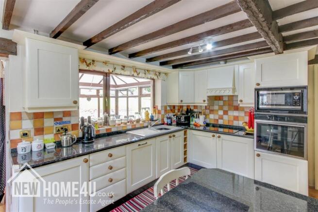 KITCHEN / BREAKFAST:
