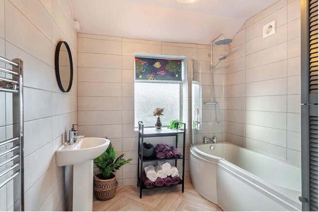 4 bed House for sale Image 4