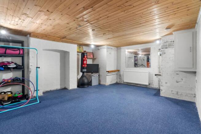 5 bed Semi-Detached for sale Image 9