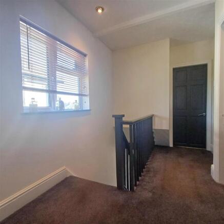 4 bed House to rent Image 11