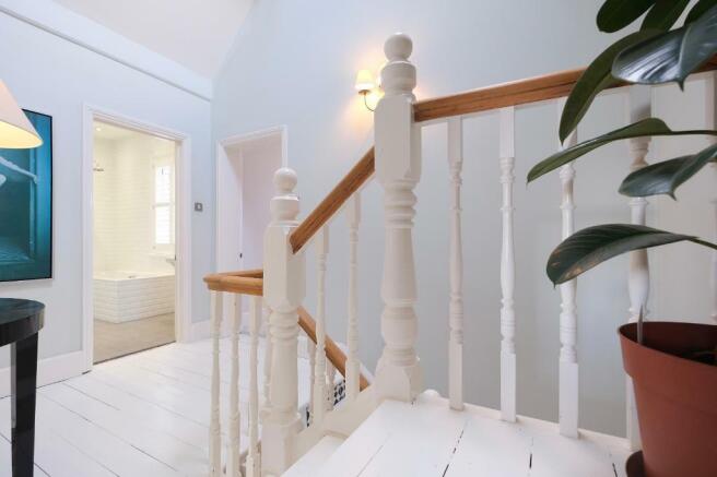 Light upper landing (off bedroom 3)