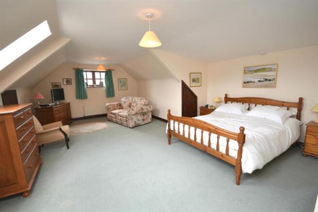Master Bedroom a.jpg