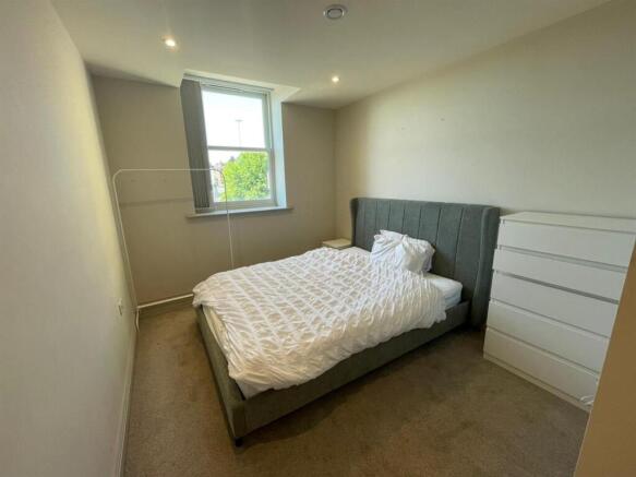 2 bed Apartment to rent Image 6
