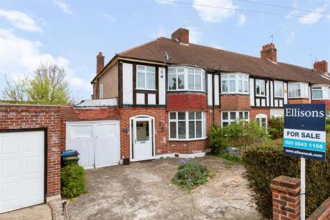Queen Mary Avenue, Morden