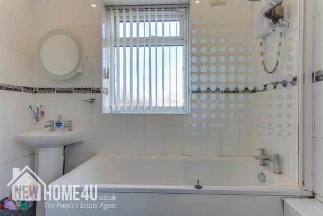 FAMILY BATHROOM: