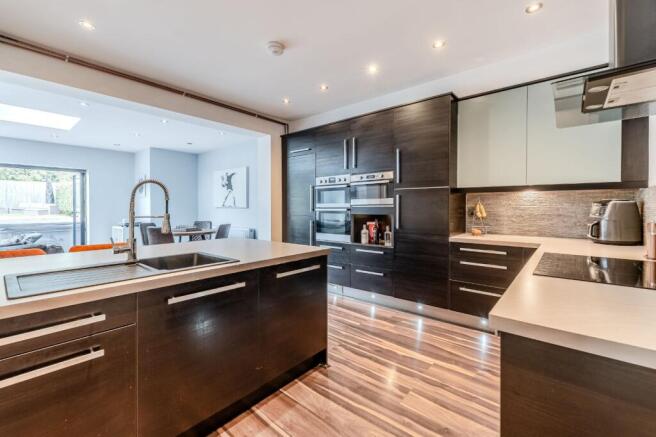 4 bed Semi-Detached for sale Image 6