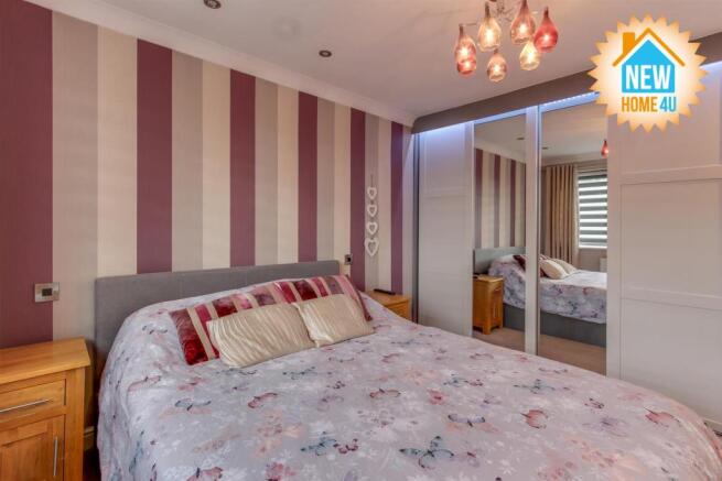 MAIN BEDROOM: