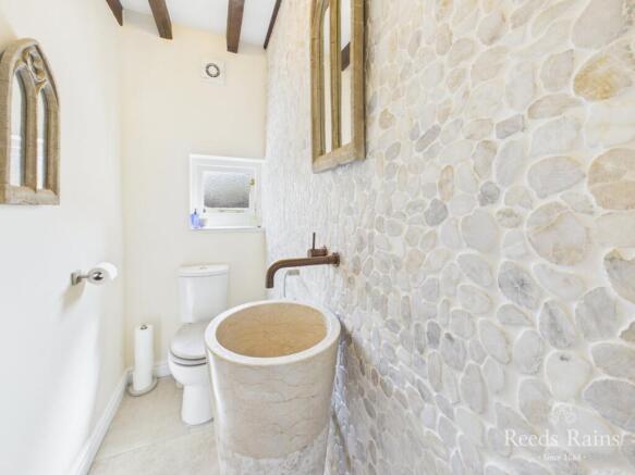 4 bed House for sale Image 8