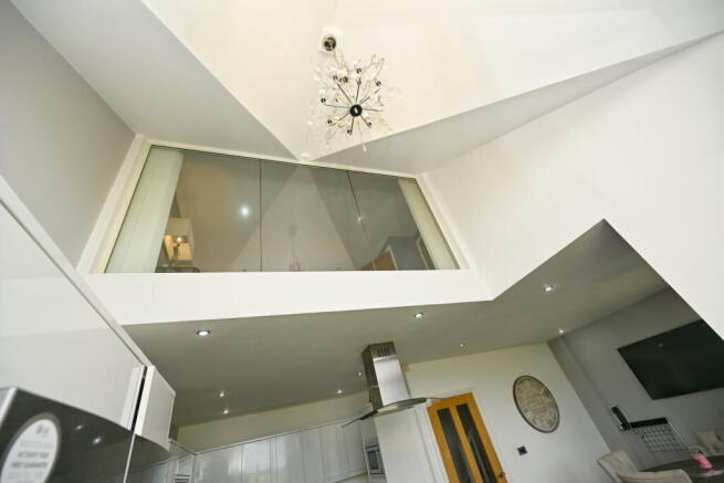 5 bed Link Detached House for sale Image 7