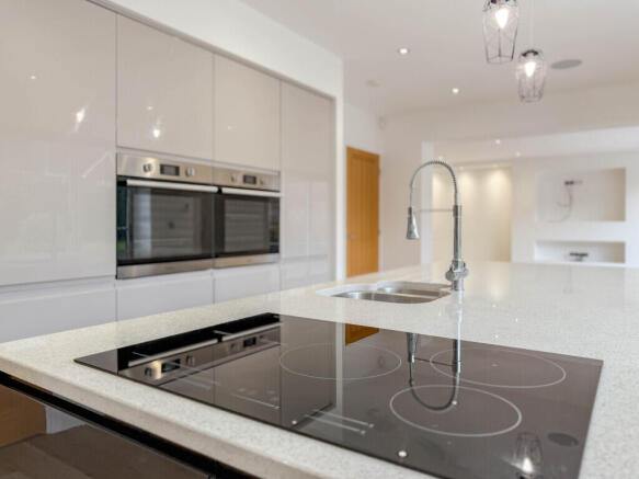 5 bed Detached for sale Image 6