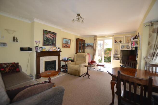 LOUNGE DINING ROOM