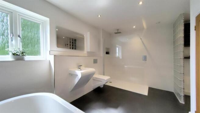 Bathroom 1.jpg