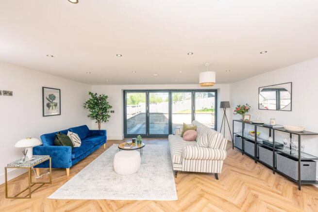 5 bed Detached for sale Image 11