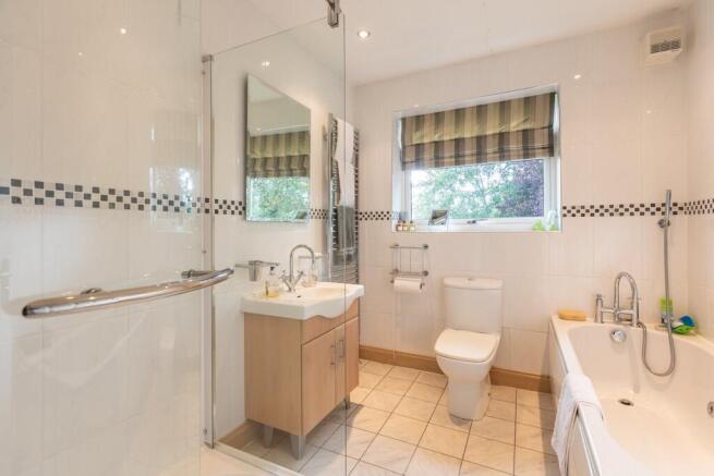 5 bed Detached for sale Image 12