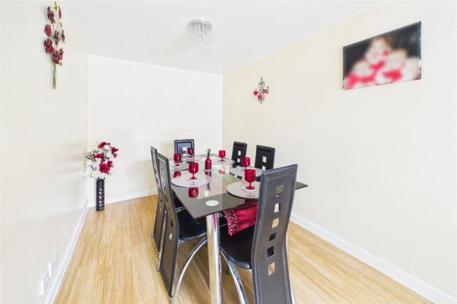 4 bed Semi-Detached for sale Image 9